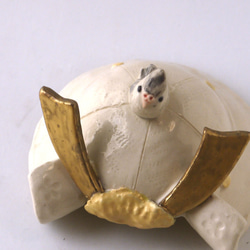 五月人形小鳥「兜の上のオカメインコ（ホワイトフェイス）」　 2枚目の画像