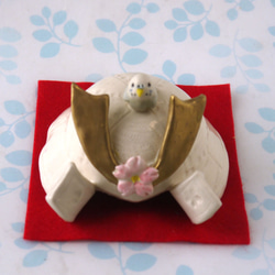 五月人形小鳥「兜の上のセキセイインコ」　 3枚目の画像