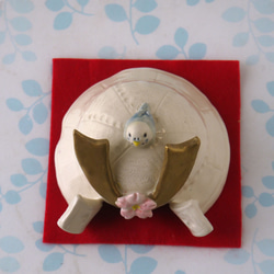 五月人形小鳥「兜の上のセキセイインコ」　 2枚目の画像