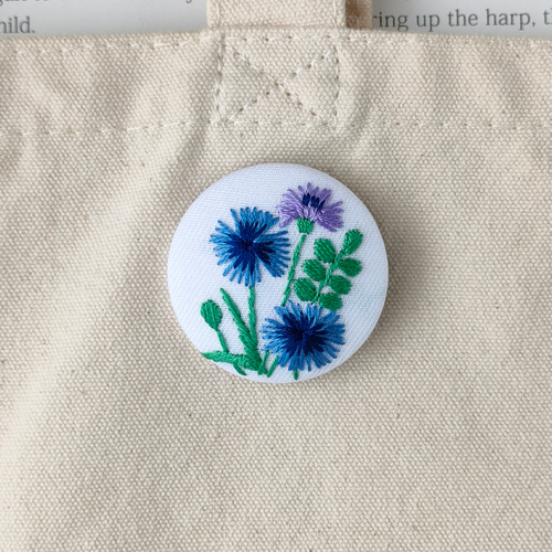 〚はるちゃん様オーダー〛刺繍ブローチ 受注制作】矢車草の刺繍ブローチ 矢車菊 ブローチ かなちゃん手