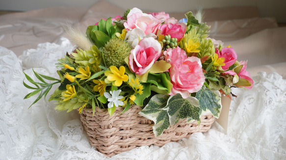 バラと紫陽花のフラワーアレンジ（母の日＊誕生祝い＊出産祝い＊入学祝い＊ご自宅用） 3枚目の画像