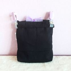 帶肩點和褶邊活動口袋的定製商品，帶紫色紙巾盒 第2張的照片