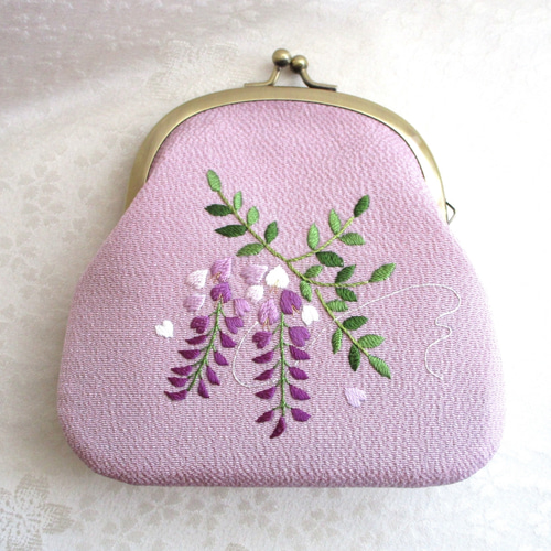 ハンドメイド　手刺繍　がま口ポーチ☆ さくらんぼです 日本刺繍【藤の花】絹のがま口ポーチ ◇藤色◇ 刺繍 手刺繍 花刺繍