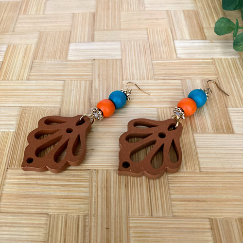 リーフのウッドビーズピアス／イヤリング ピアス（フック