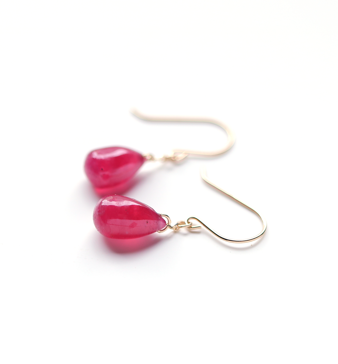 7月誕生石 K10 薔薇色/一粒ルビー(ドロップシェイプ) フックピアス~ESPOIR~