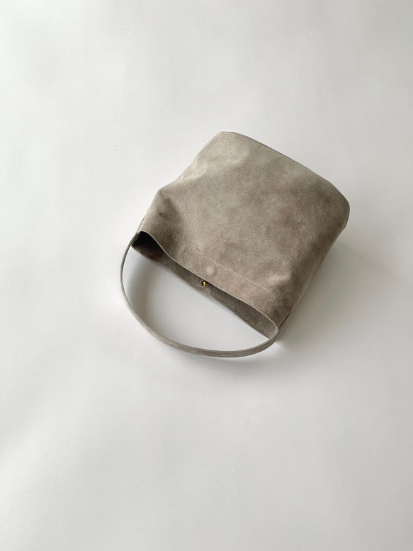 「長財布が横に入る‼︎本革ミニマルバッグ」グレージュ スエード ワンハンドルバッグ 7枚目の画像