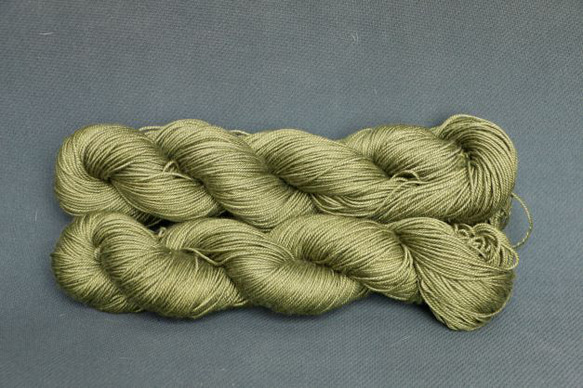 草木染の高級合太スポーツヤーン　Superwash Merino 50％、Silk 50％ Zakuro 3枚目の画像