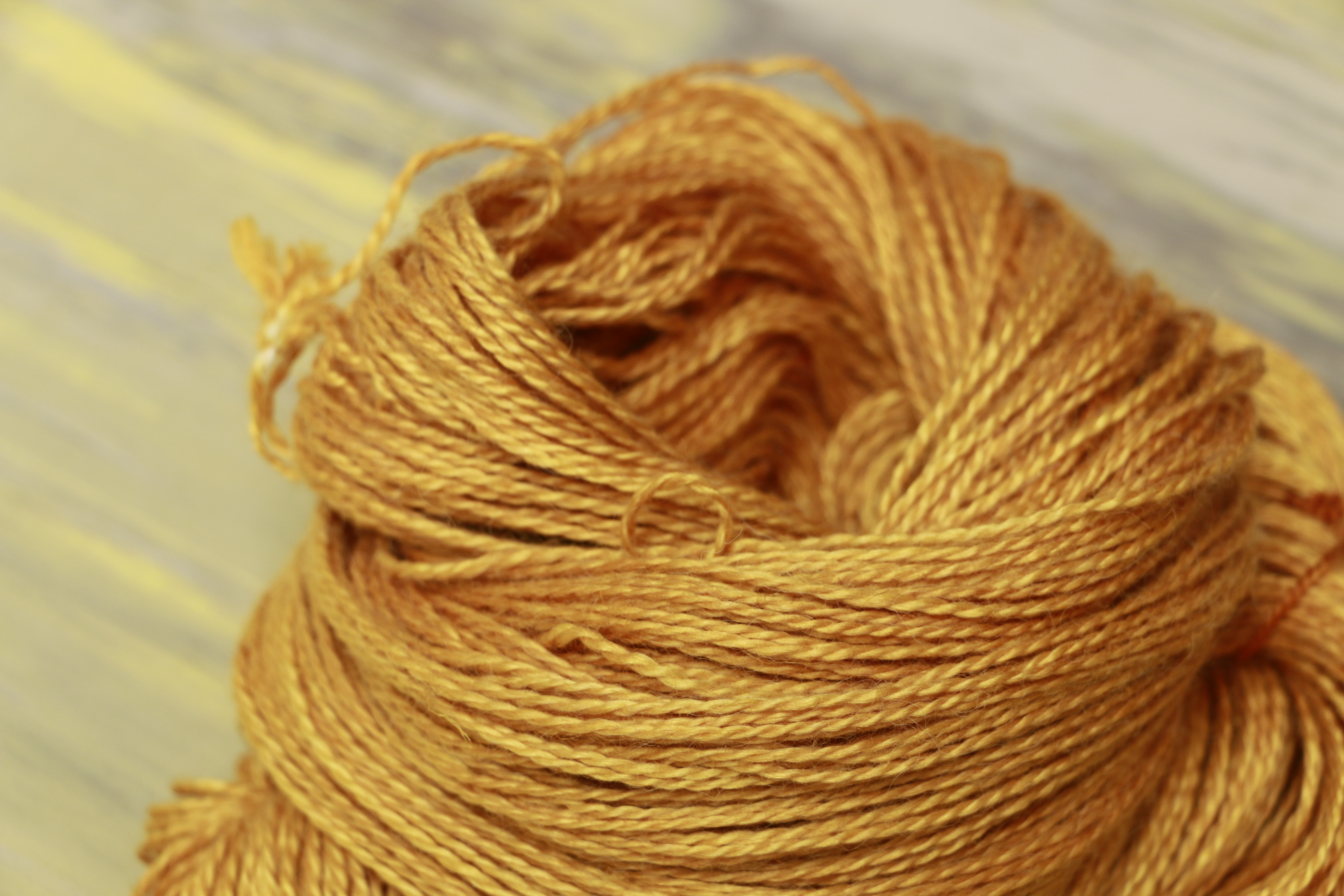 草木染の高級DKヤーン　Baby Alpaca 50％、Silk 25％， Linen 25% Onion Skin        Ω