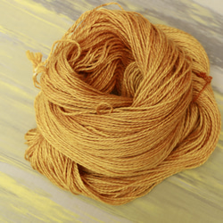 草木染の高級DKヤーン　Baby Alpaca 50％、Silk 25％, Linen 25% Onion Skin 3枚目の画像