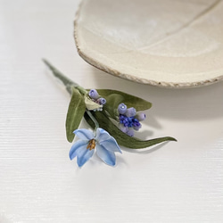 布花野草好きに嬉しい母子草とブルーのお花のブーケコサージュ。 2枚目の画像