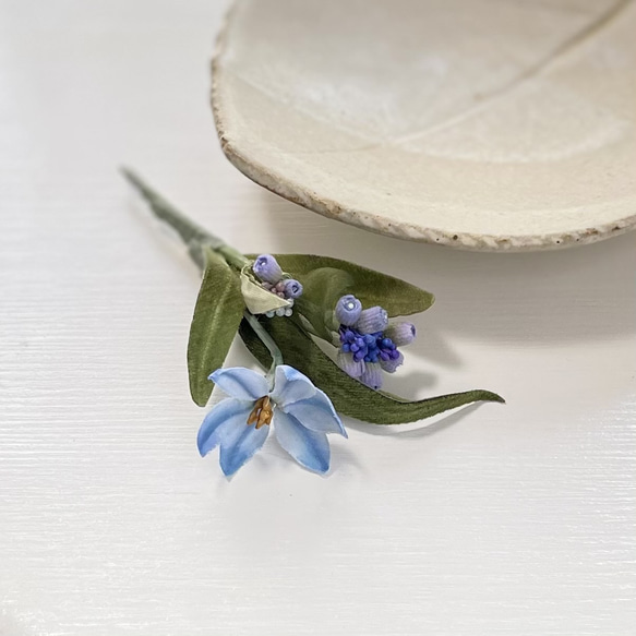 布花野草好きに嬉しい母子草とブルーのお花のブーケコサージュ。 2枚目の画像