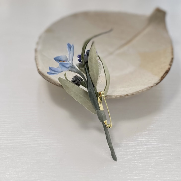 布花野草好きに嬉しい母子草とブルーのお花のブーケコサージュ。 8枚目の画像