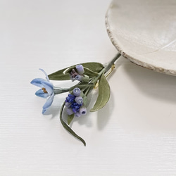 布花野草好きに嬉しい母子草とブルーのお花のブーケコサージュ。 6枚目の画像