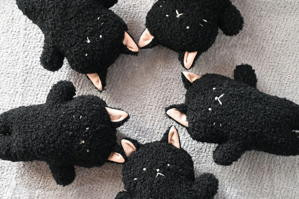 黒猫　ぬいぐるみ　ハンドメイド　作家 ⚮ . . 黒猫ちゃん❤︎ 🐈‍⬛ . . . 白鳥さんはどちらにしようか