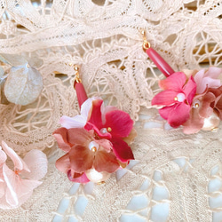 {悅蘊}精緻莓果色立體珍珠花球袖珍耳環 第4張的照片