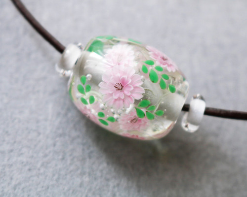 在庫処分（50％オフ）八重桜のとんぼ玉（ガラス玉） ネックレス