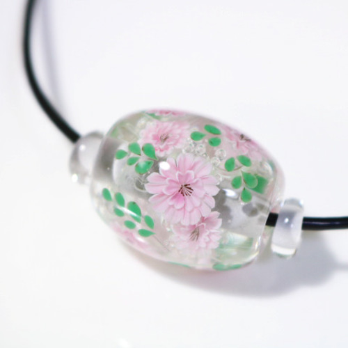 在庫処分（50％オフ）八重桜のとんぼ玉（ガラス玉） ネックレス