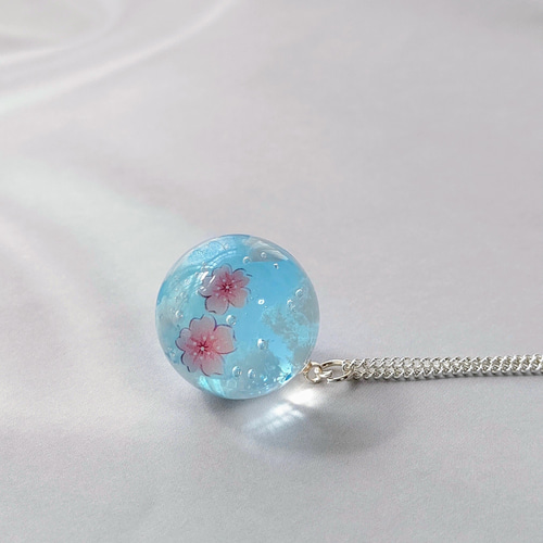 春の新作＊桜と水色の青空と雲の球体レジンのネックレス
