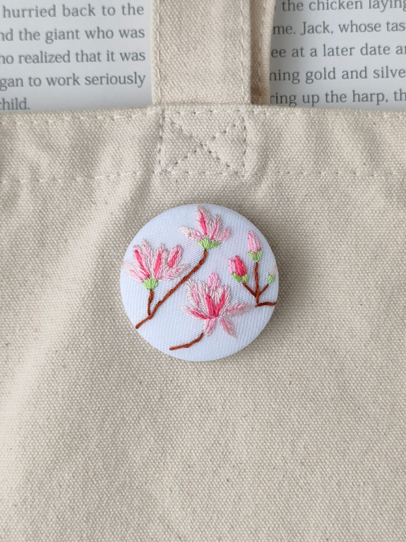 ベビーピンクの木蓮刺繍ブローチ 8枚目の画像