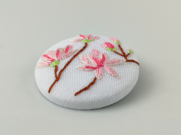 ベビーピンクの木蓮刺繍ブローチ 6枚目の画像