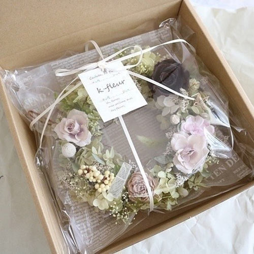 母の日のメッセージ付き 水色リボンと白バラのリース プリザーブド