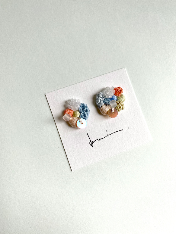 【Bouquet L × Sサイズ】ビーズ刺繍　ビーズピアス　刺繍　刺しゅう　フラワー 刺繍ピアス　刺繍イヤリング　アン 3枚目の画像