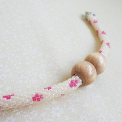 ビーズのマグネット羽織紐　８２　ピンクの花 2枚目の画像