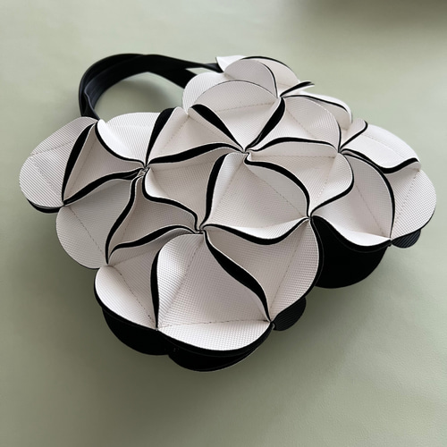【美品】ELEMOODエレムード2WAYショルダーバックハンドバッグ花白ホワイト 2Way幾何学的なお花のリュック・ショルダーバッグ-WHITE