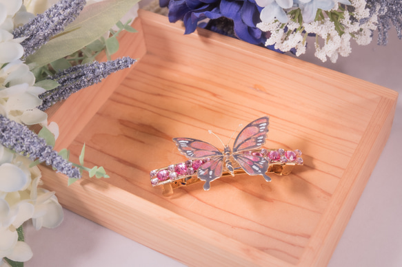 ピンクのレジンの手作り金属糸蝶々バレッタ 2枚目の画像