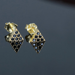 【Silver925】Black CZ Triangle Stud Earrings 3枚目の画像