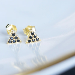 【Silver925】Black CZ Triangle Stud Earrings 2枚目の画像