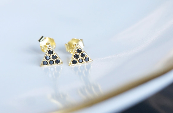 【Silver925】Black CZ Triangle Stud Earrings 2枚目の画像