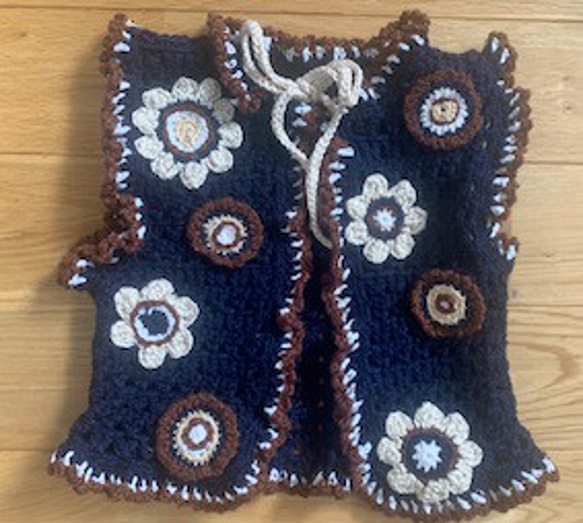 手編み　ハンドメイド　お花のベスト 花モチーフ かぎ針編みベストハンドメイド 手編み - メルカリ