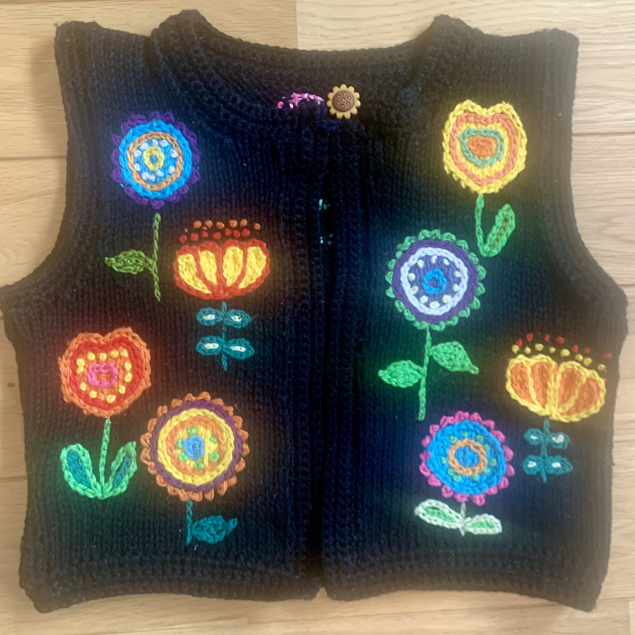 花刺繍サマーニット・ブラック　４〜５才