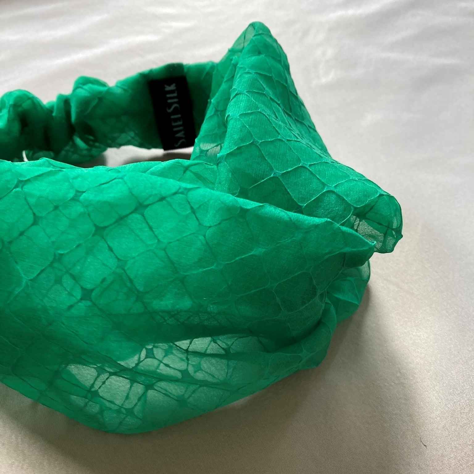 【新感覚】シルクオーガンジーのクロスヘアバンド 〈四つ葉柄・グリーン〉 軽い‼ シック＆モードな川俣シルク