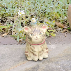 《貓頭上的鸚鵡》陶藝貓 第8張的照片