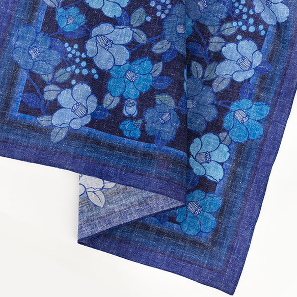 デジタル藍ふろしき～藍椿～　三巾　風呂敷　100㎝　綿麻素材 1枚目の画像