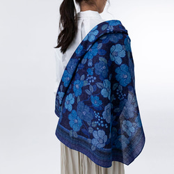 デジタル藍ふろしき～藍椿～　三巾　風呂敷　100㎝　綿麻素材 8枚目の画像