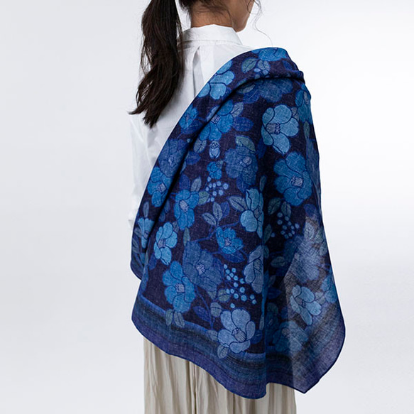 デジタル藍ふろしき～藍椿～　三巾　風呂敷　100㎝　綿麻素材 8枚目の画像