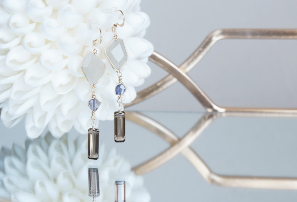 【14KGF】Grey Moon Stone,Iolite,Smoky Quartz Dangling Earrings 3枚目の画像