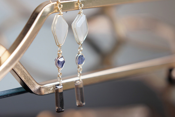 【14KGF】Grey Moon Stone,Iolite,Smoky Quartz Dangling Earrings 7枚目の画像