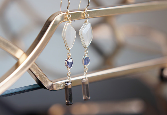 【14KGF】Grey Moon Stone,Iolite,Smoky Quartz Dangling Earrings 6枚目の画像