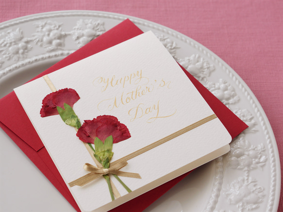 押し花とカリグラフィーの母の日カード【Happy Mother's Day】　本物のカーネーションのカード（赤） 1枚目の画像