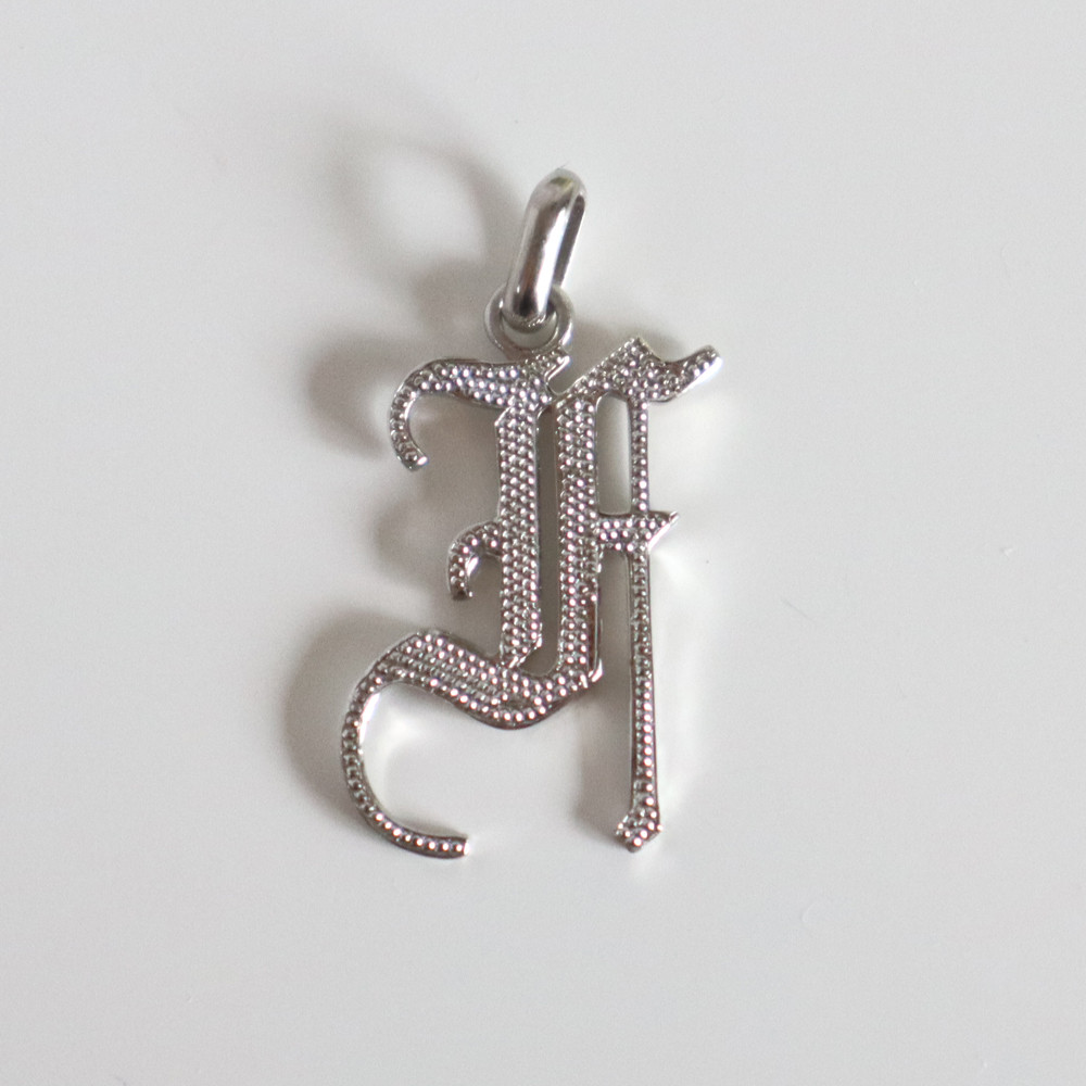 イニシャル  F  ペンダントトップ  泡彫り　プラチナコーティング