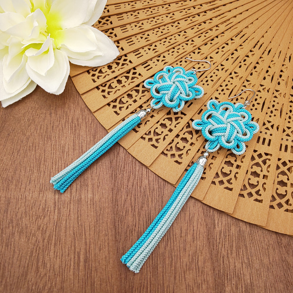 受注制作】八重菊結びのタッセルピアス・イヤリング（水色・アクア