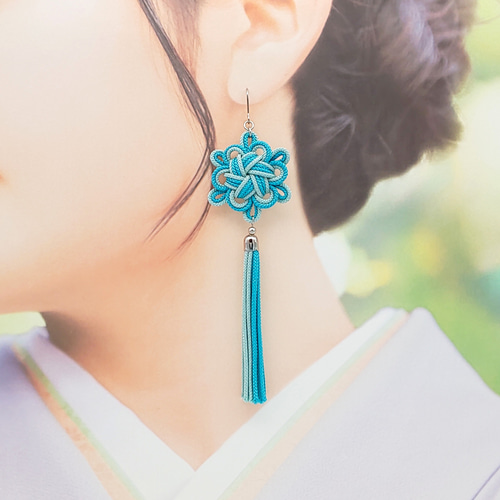 ツートンカラーの綺麗なタッセルとオリジナル作成牌のピアス　イヤリングです ツートンカラーの綺麗なタッセルとオリジナルデザイン麻雀牌