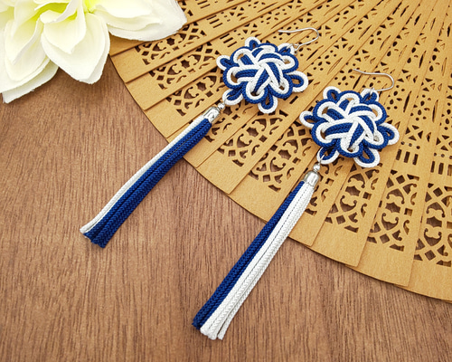 再販52 夏 オルテガ タッセル リボン ネイティブ 白 黒 ピアス