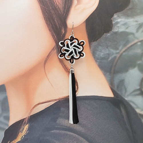 受注制作】八重菊結びのタッセルピアス・イヤリング（黒・ブラック×白