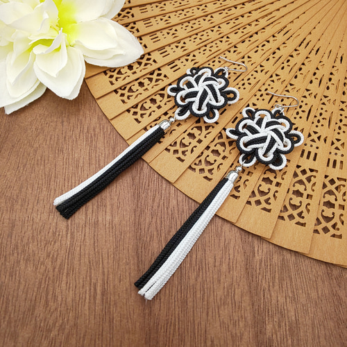 受注制作】八重菊結びのタッセルピアス・イヤリング（黒・ブラック×白