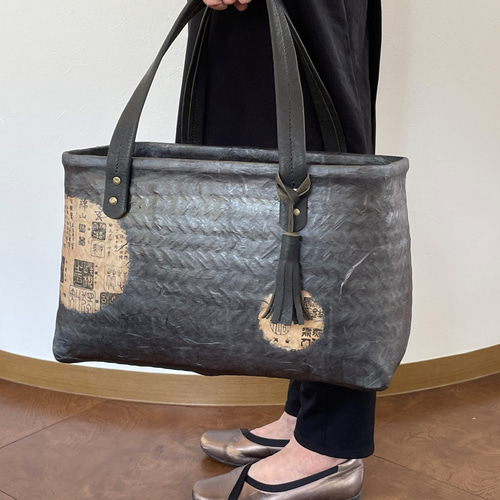 一閑張 かご バック 和モダン 一点物 本革ハンドル タッセル付き